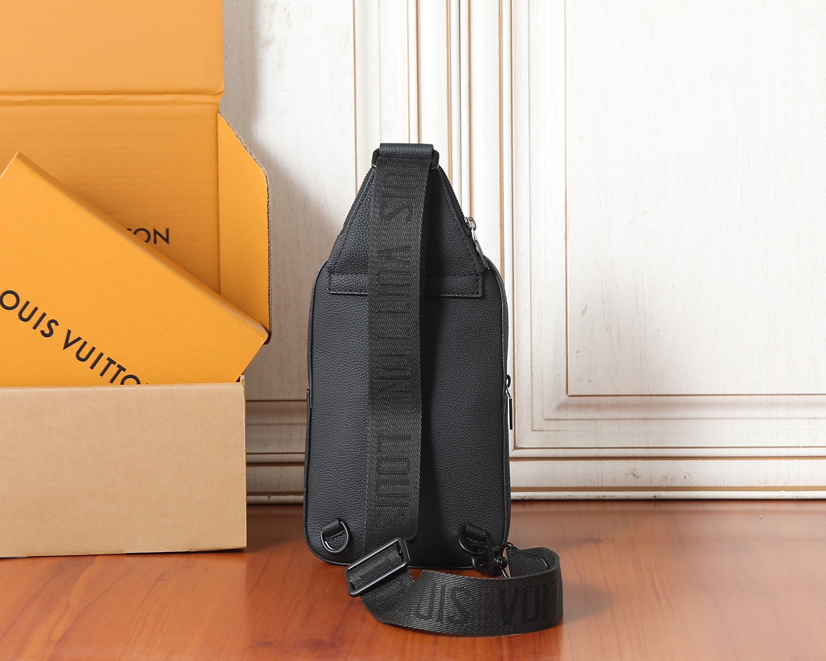 Louis Vuitton Avenue Slingbag PM M15269 Black